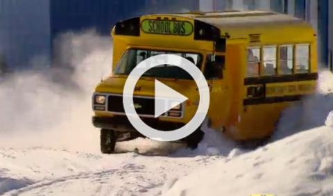 Drifteando con un autobús escolar en la nieve