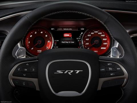 Dodge Charger SRT Hellcat 2015 detalle llave roja Dodge Charger SRT Hellcat 2015 detalle llave roja