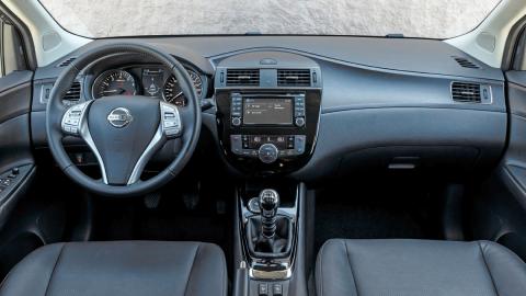 Nissan Pulsar interior Nissan Pulsar interior