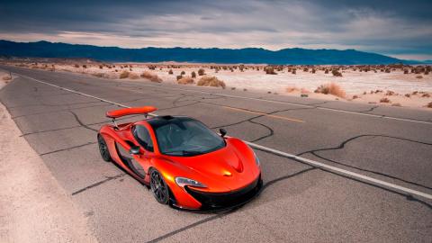 McLaren P1 en Death Valley aerea McLaren P1 en Death Valley aerea