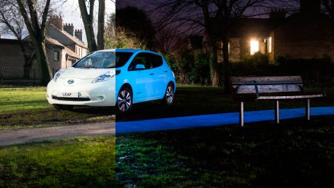 Nissan Leaf brillante en oscuridad Nissan Leaf brillante en oscuridad