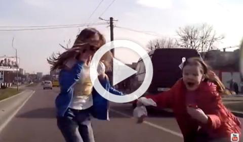 Vídeo: atropella a dos niñas por no frenar en un semáforo