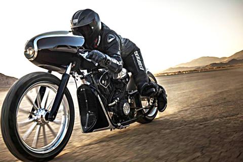 Indian “Black Bullet Scout” rodando Indian “Black Bullet Scout” rodando