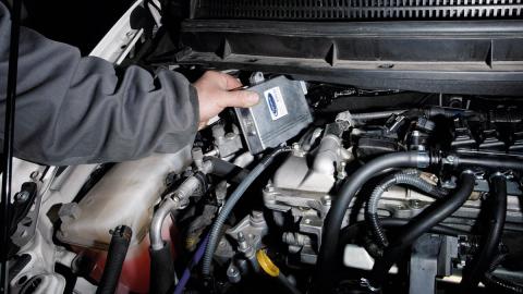 Se coloca una nueva ECU para regular el funcionamiento con GLP Se coloca una nueva ECU para regular el funcionamiento con GLP