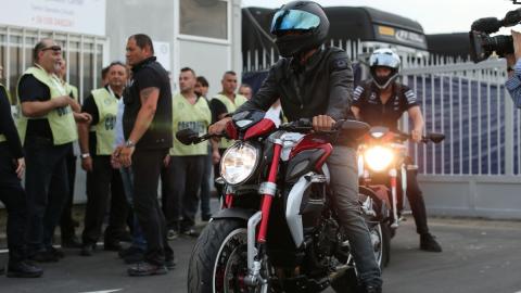 Hamilton en su moto MV Agusta 800 Dragster RR Hamilton en su moto MV Agusta 800 Dragster RR