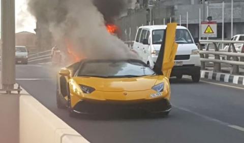 Otro Lamborghini Aventador que es pasto de las llamas