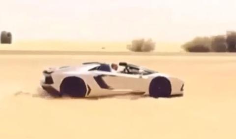 Un Aventador Roadster sobre la arena del desierto -