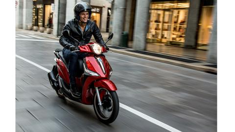 Piaggio-Liberty-Milán-2015-EICMA-rojo-acción Piaggio-Liberty-Milán-2015-EICMA-rojo-acción