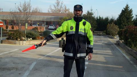 Señales de los agentes de la circulación detención de noche Señales de los agentes de la circulación detención de noche