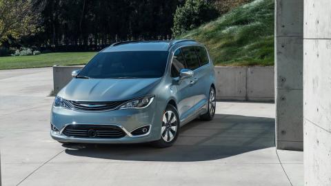Chrysler Pacifica Hybrid 2017 frontal Chrysler Pacifica Hybrid 2017