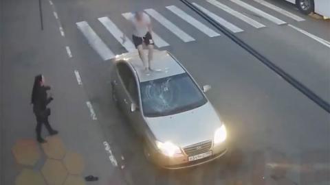 Así se destroza un coche en Rusia: ¡con chancletas!