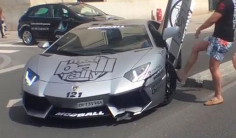 Vídeo: patea un Lamborghini accidentado
