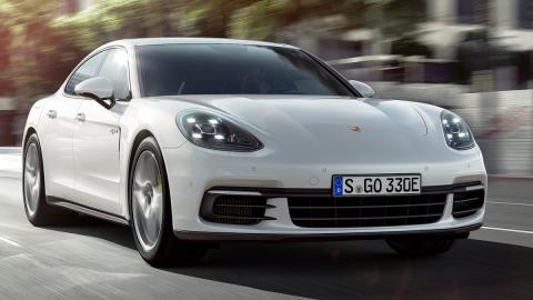 Porsche Panamera 4 E-Hybrid 2017 frontal movimiento Porsche Panamera 4 E-Hybrid 2017