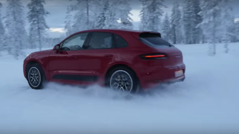 El Porsche Macan Turbo se divierte sobre la nieve