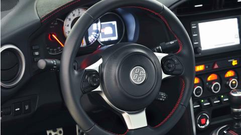 prueba nuevo toyota GT86 2017 detalle volante prueba nuevo toyota GT86 2017 detalle volante