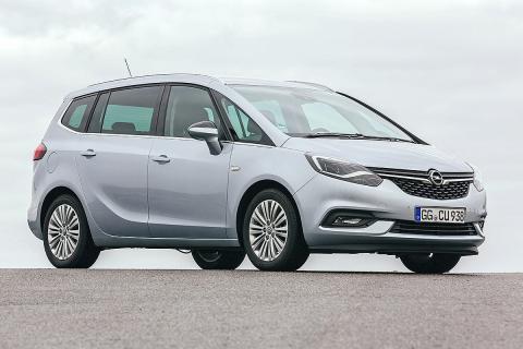 Gana al Opel Zafira por 25 puntos. El francés es más capaz, flexible y confortable para el día a día. Gana al Opel Zafira por 25 puntos. El francés es más capaz, flexible y confortab