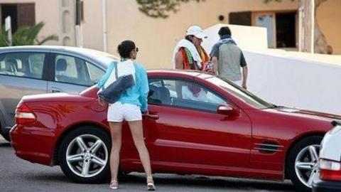 Rafa Nadal y su novia, a punto de subirse al Mercedes SL55. Rafa Nadal y su novia, a punto de subirse al Mercedes SL55.