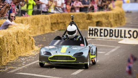 Aston Martin Vantage V8 en los Autos Locos de Red Bull (II) Aston Martin Vantage V8 en los Autos Locos de Red Bull (II)