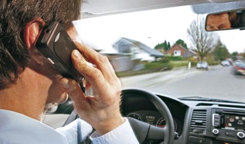 Hablar por el teléfono móvil mientras conduces es una causa de distracción al volante Hablar por el teléfono móvil mientras conduces es una causa de distracción al volante
