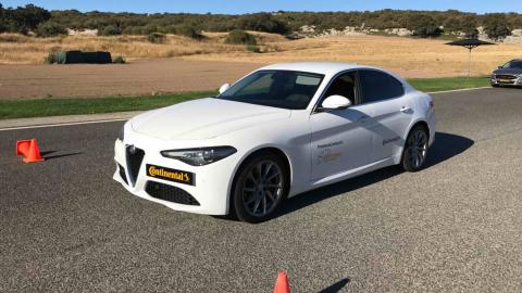 Prueba de asistente de frenada de Continental con un Alfa Romeo Giulia Prueba de asistente de frenada de Continental con un Alfa Romeo Giulia
