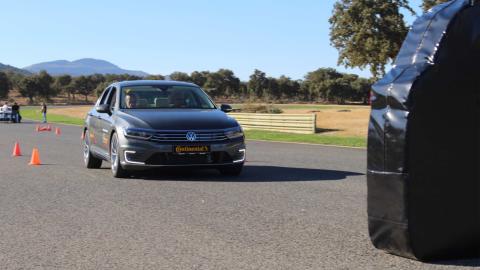 Si, a pesar de que el coche frene, tú sigues acelerando, al final saldrá a pesar de la tecnología Continental Si, a pesar de que el coche frene, tú sigues acelerando, al final saldrá a pesar de la tecnología Continental
