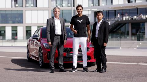 Rafa Nadal con su nuevo Kia Stinger Kia Stinger