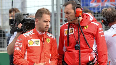 Sebastian Vettel, junto a su ingeniero Sebastian Vettel, junto a su ingeniero