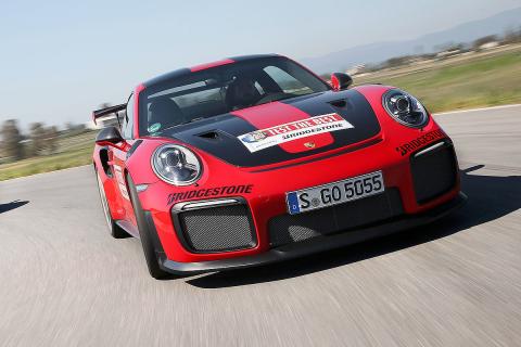 Porsche 911 GT2 RS vs McLaren 720S Porsche 911 GT2 RS vs McLaren 720S