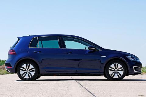 Nissan Leaf vs Volkswagen e-Golf Nissan Leaf vs Volkswagen e-Golf