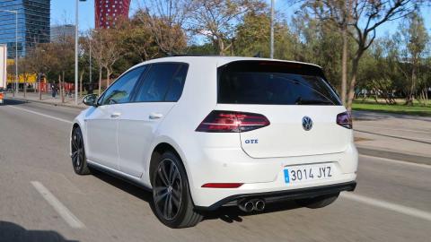 Prueba Volkswagen Golf GTE coches hibridos electricos test blanco naturaleza eco tecnologia
