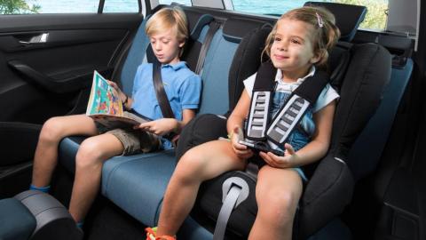 5 coches caben tres sillas para niños 5 coches caben tres sillas para niños