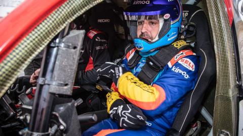 Fernando Alonso con el Toyota Hilux del Dakar Fernando Alonso con el Toyota Hilux del Dakar