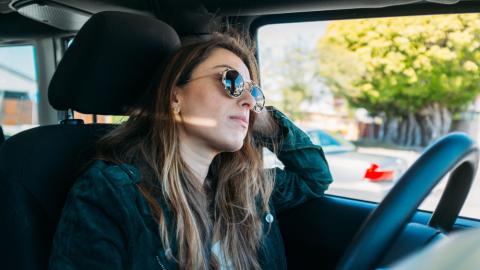 conductor, mujer en coche principales errores al salir de la autoescuela