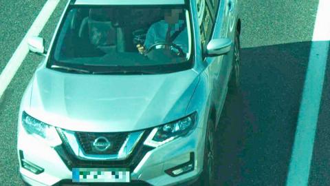 Pilladas cámaras vigilancia DGT uso del móvil Pilladas cámaras vigilancia DGT uso del móvil