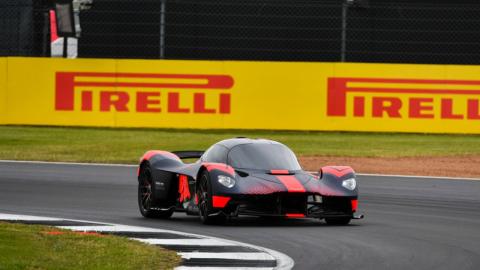 Aston Martin Valkyrie en el Circuito de Silverstone Aston Martin Valkyrie en el Circuito de Silverstone