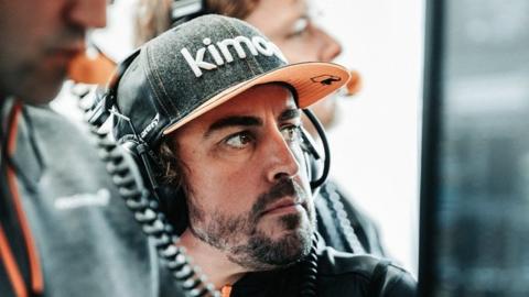 Alonso en el paddock de Monza
