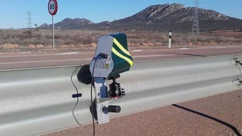100 coches en una hora: así se las gasta un radar Veloláser en Cáceres Veloláser