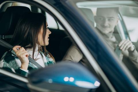 El Ministerio de Fomento cambia la normativa y permite que dos personas vayan en el mismo coche Compartir coche