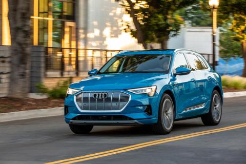 Audi electrico azul vista delantera