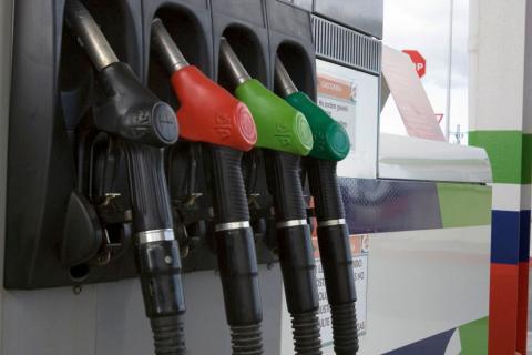 Canadá prohibirá vender coches de combustión en 2035 gasolinera