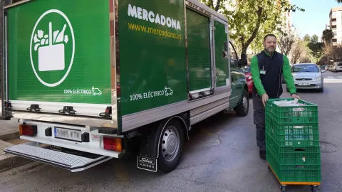 Mercadona becomes one of the first companies to use the DGT blind spot signal