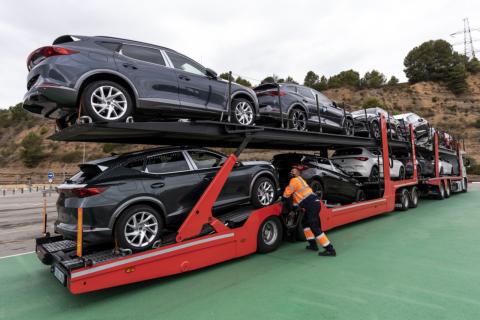 The automotive sector has a new problem: there are no truckers to transport cars