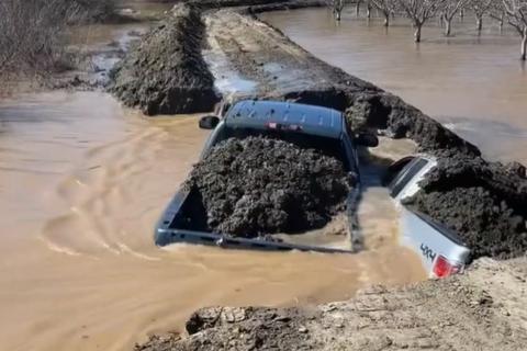Hunden un Ford F-150 y un Chevrolet Silverado para salvar unas granjas de las inundaciones 
