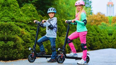 sensación muy Autorizar Estos son los 5 patinetes eléctricos para niños que recomendamos como  regalo de Primera ComuniónPatinete eléctrico para la movilidad urbana --  Autobild.es