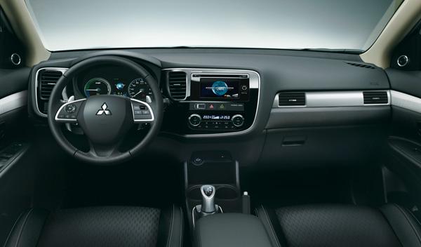 El interior es como el de cualquier otro Mitsubishi Outlander, pero en el 'display' puedes encontrar muchos más menús El interior del Mitsubishi Outlander PHEV no tiene grandes diferencias