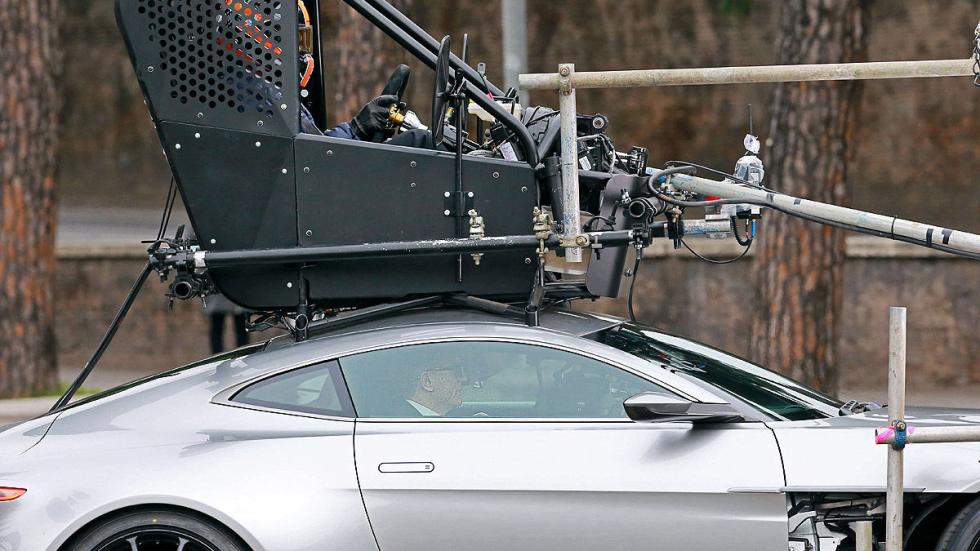 ¿Sabías que Daniel Craig no conducía tan bien como pensabas? La escenas las hace un piloto desde el techo del DB10. ¿Sabías que Daniel Craig no conducía tan bien como pensabas? La escenas las hace