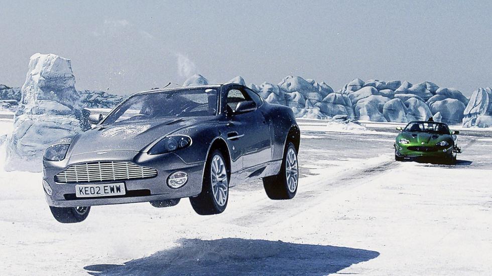 El Vanquish de Bond perseguido por un Jaguar XKR en 'Muere otro día' (2002) El Vanquish de Bond perseguido por un Jaguar XKR en 'Muere otro día' (2002)